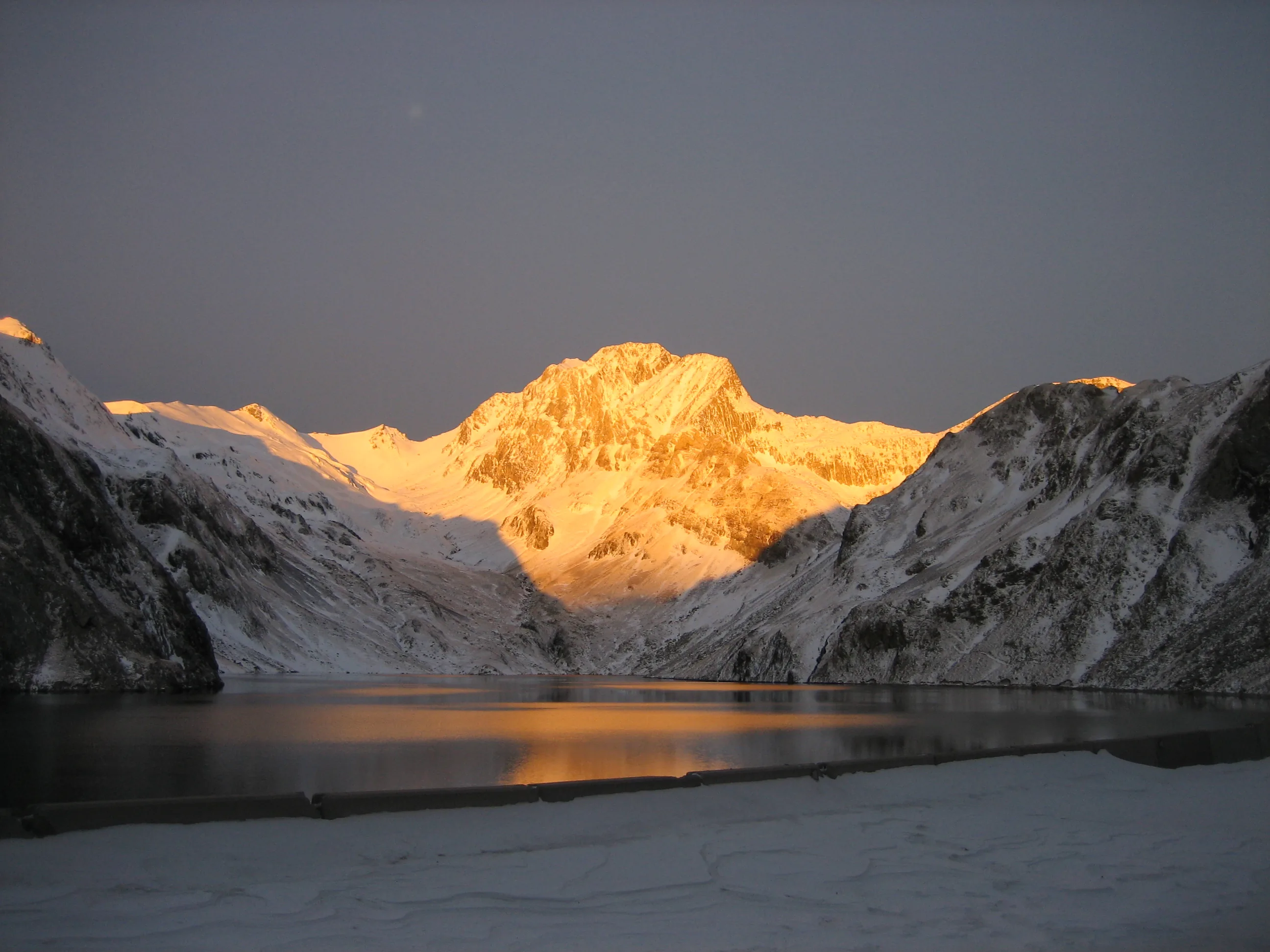 Macizo de Vallibierna al amanecer, visto desde el embalse de Llauset