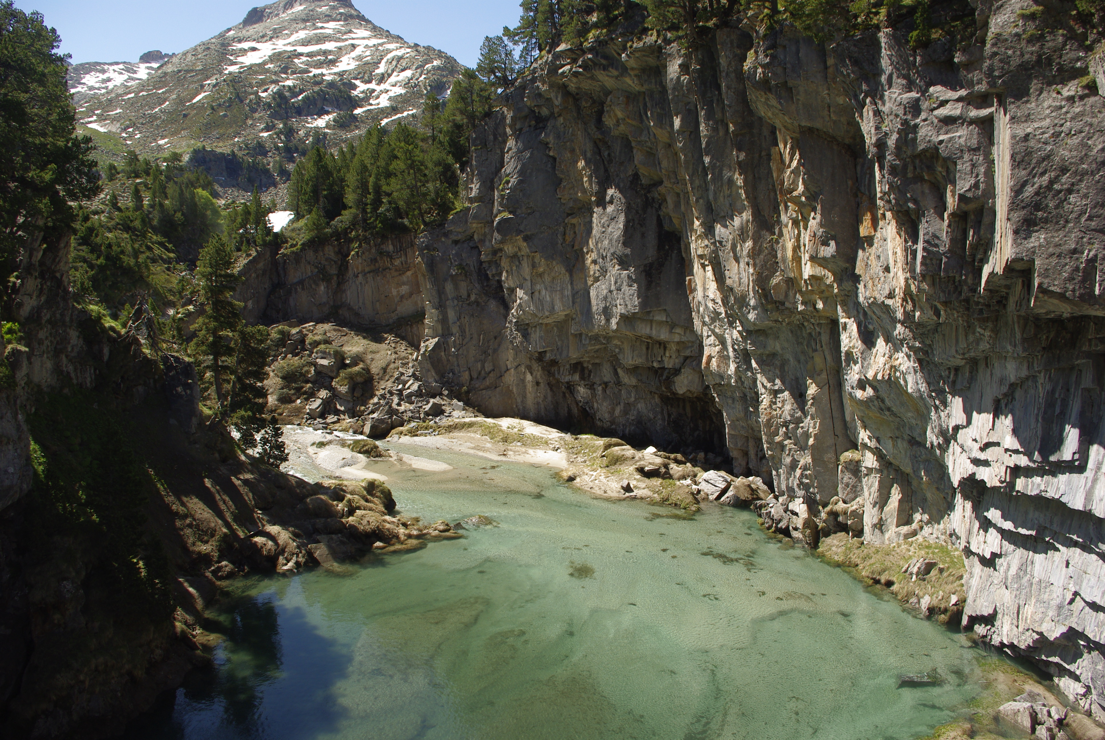 Cañón de roca caliza con agua turquesa en el Forau d'Aigualluts, Benasque