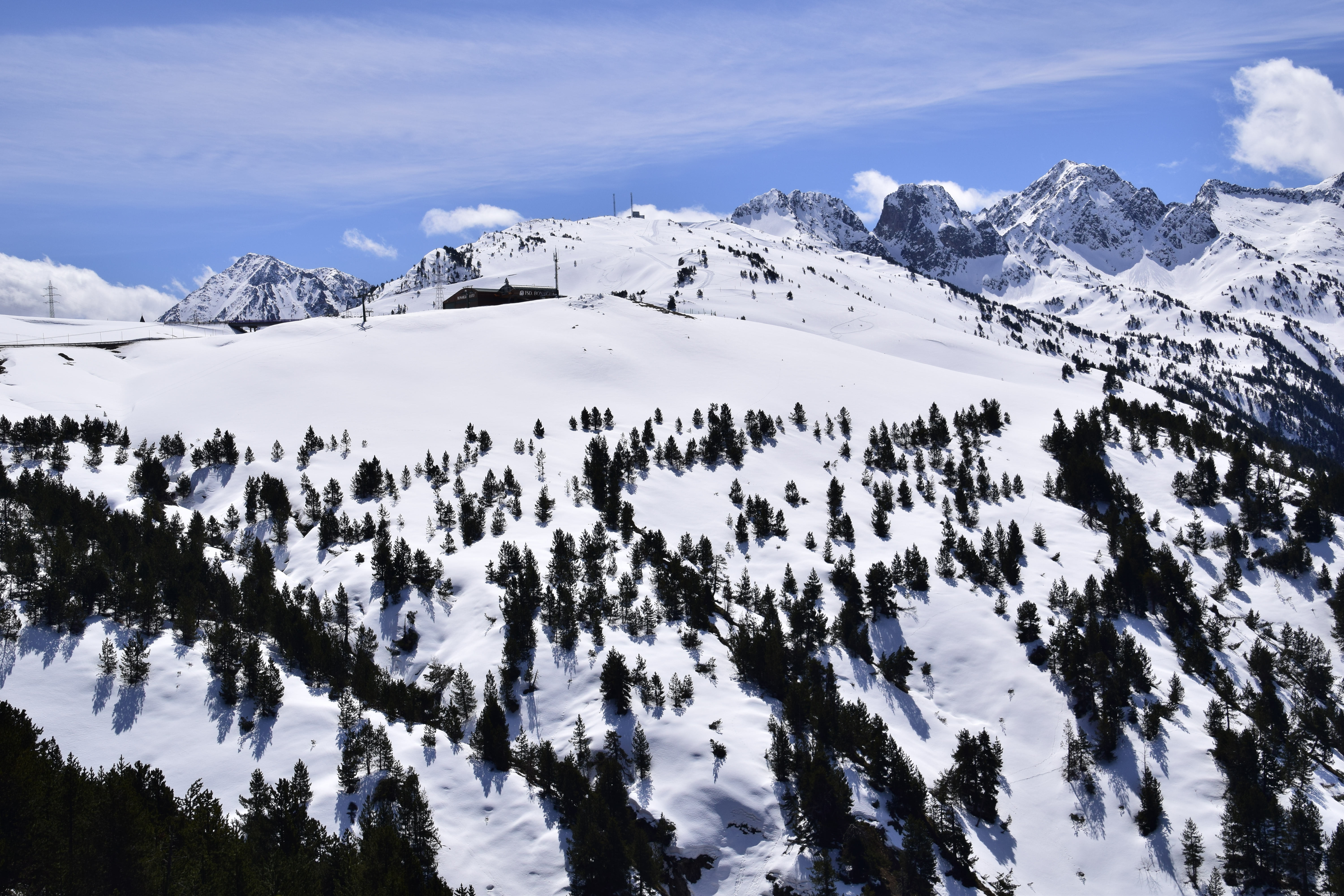 Puerto de montaña nevado del Port de la Bonaigua con picos pirenaicos al fondo