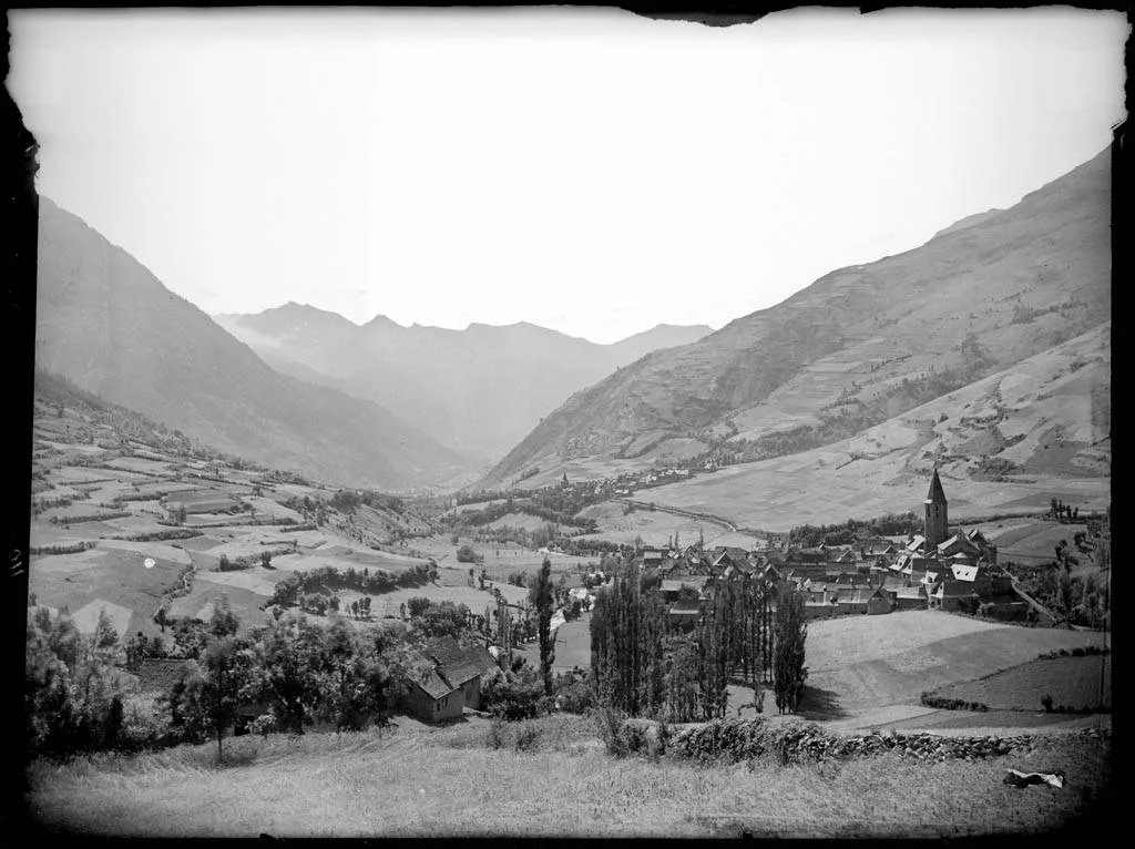 Fotografia historica en blanco y negro del valle y el pueblo de Salardu, Val d'Aran