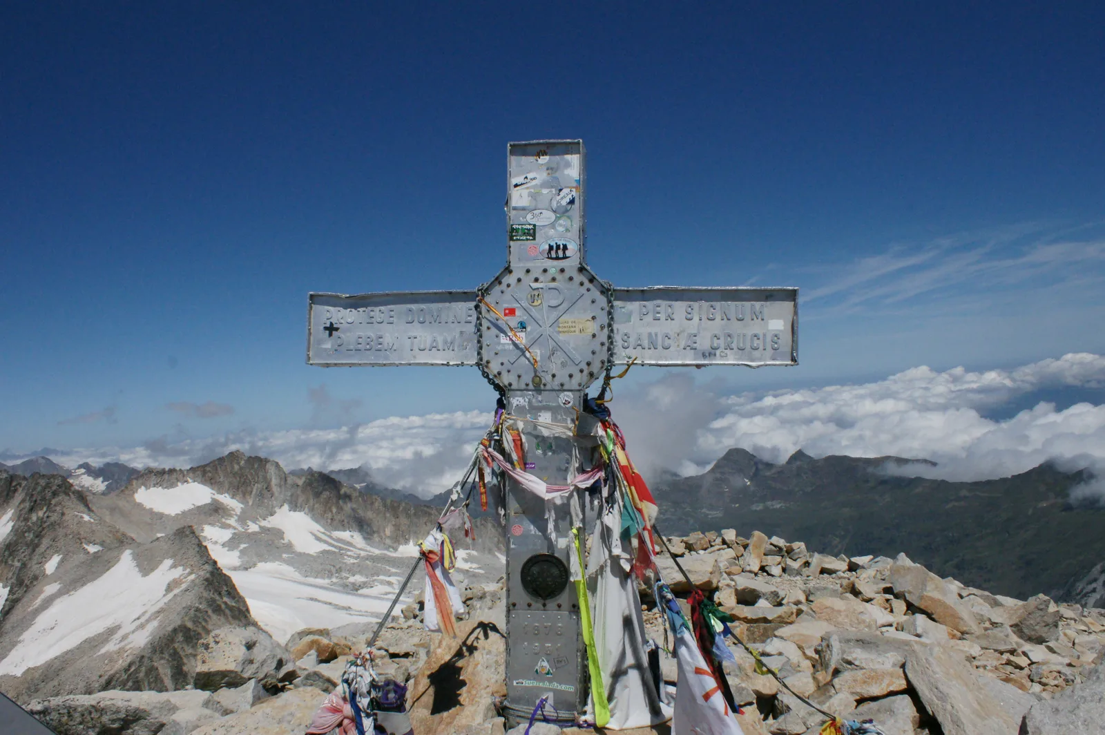 La cruz de la cima del Aneto, techo del Pirineo a 3.404 metros