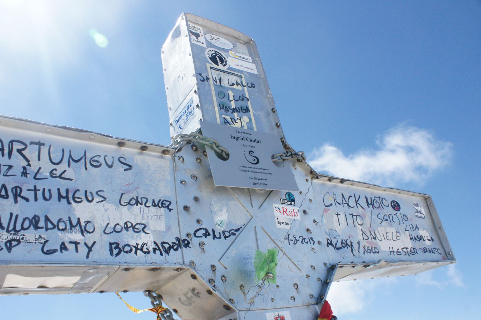 Cruz de la cumbre del Aneto, techo del Pirineo