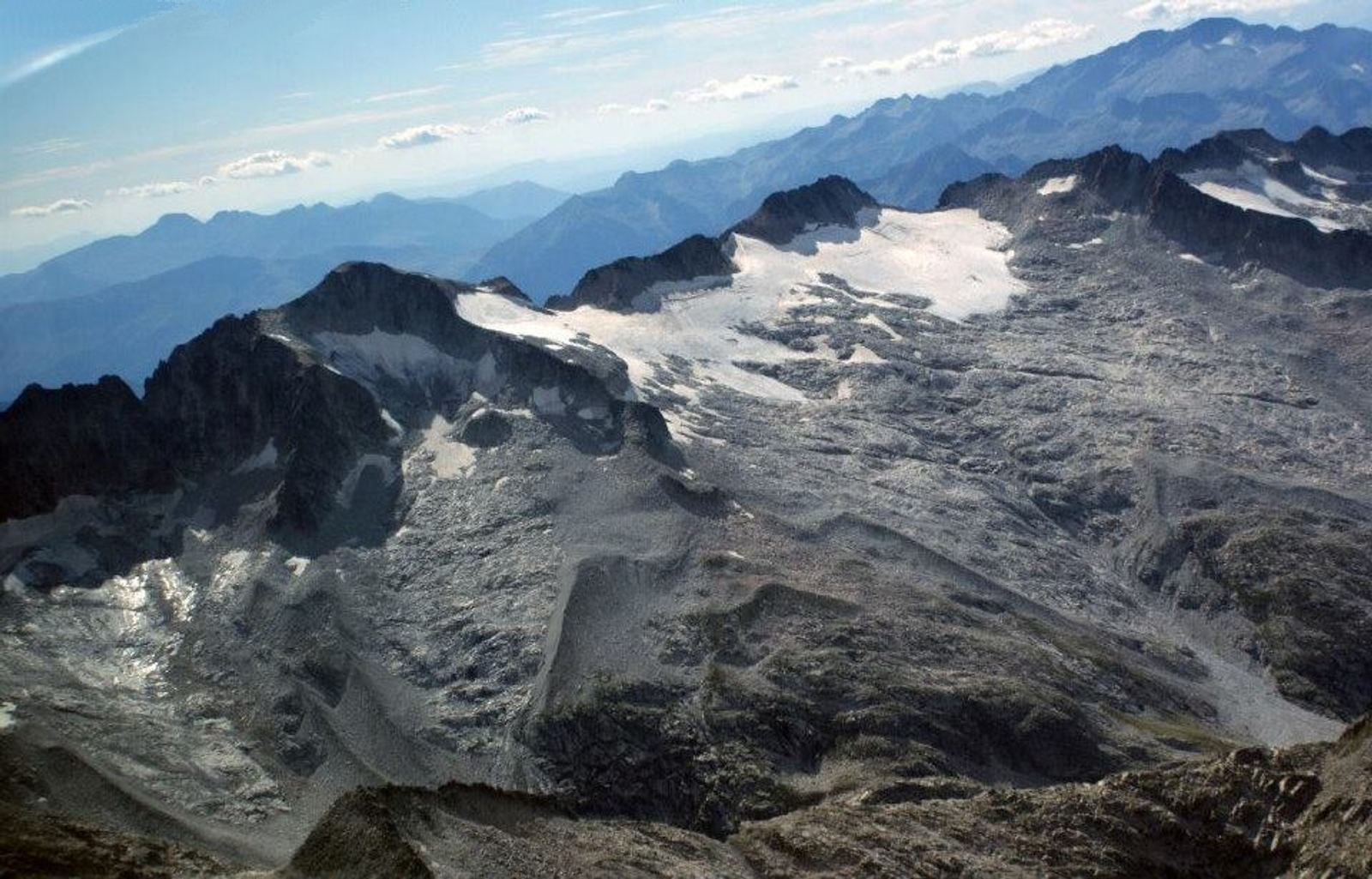 Vista aérea del glaciar del Aneto y el macizo de la Maladeta