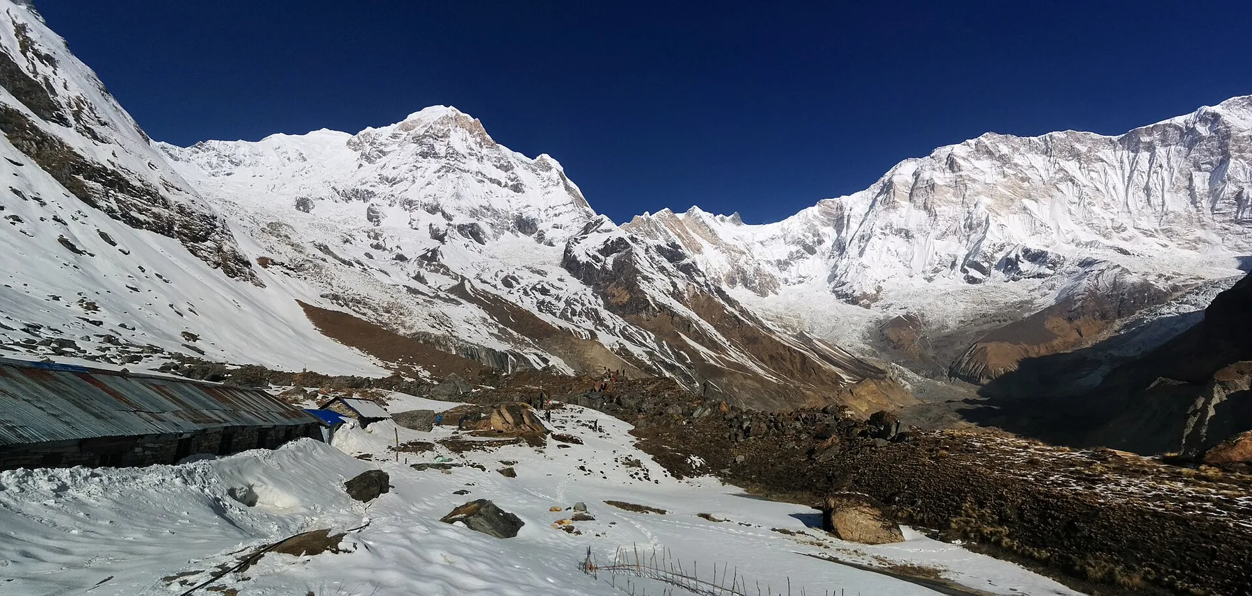 Anfiteatro del Annapurna Base Camp nevado, con los picos del santuario al fondo