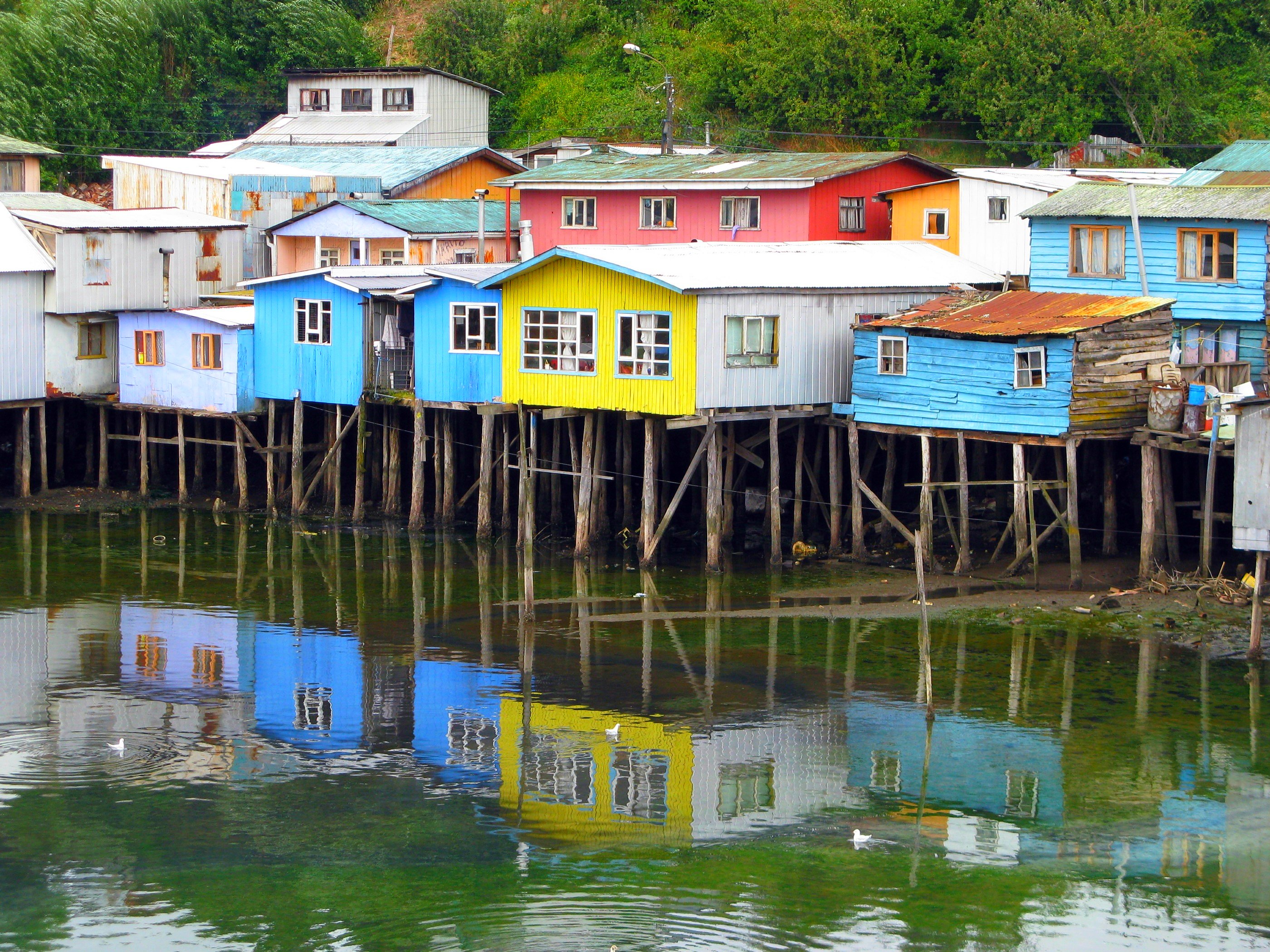 Palafitos de colores sobre el agua en Castro, isla de Chiloé, Chile