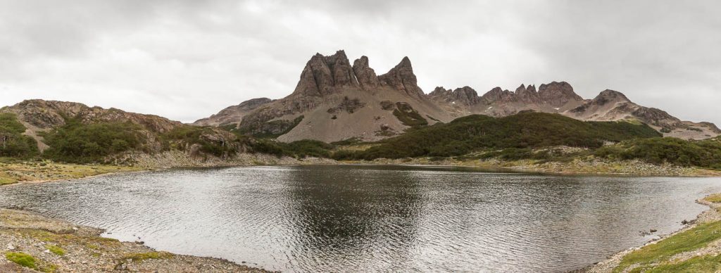 Lago y picos de la cordillera de los Dientes de Navarino, Isla Navarino, Chile