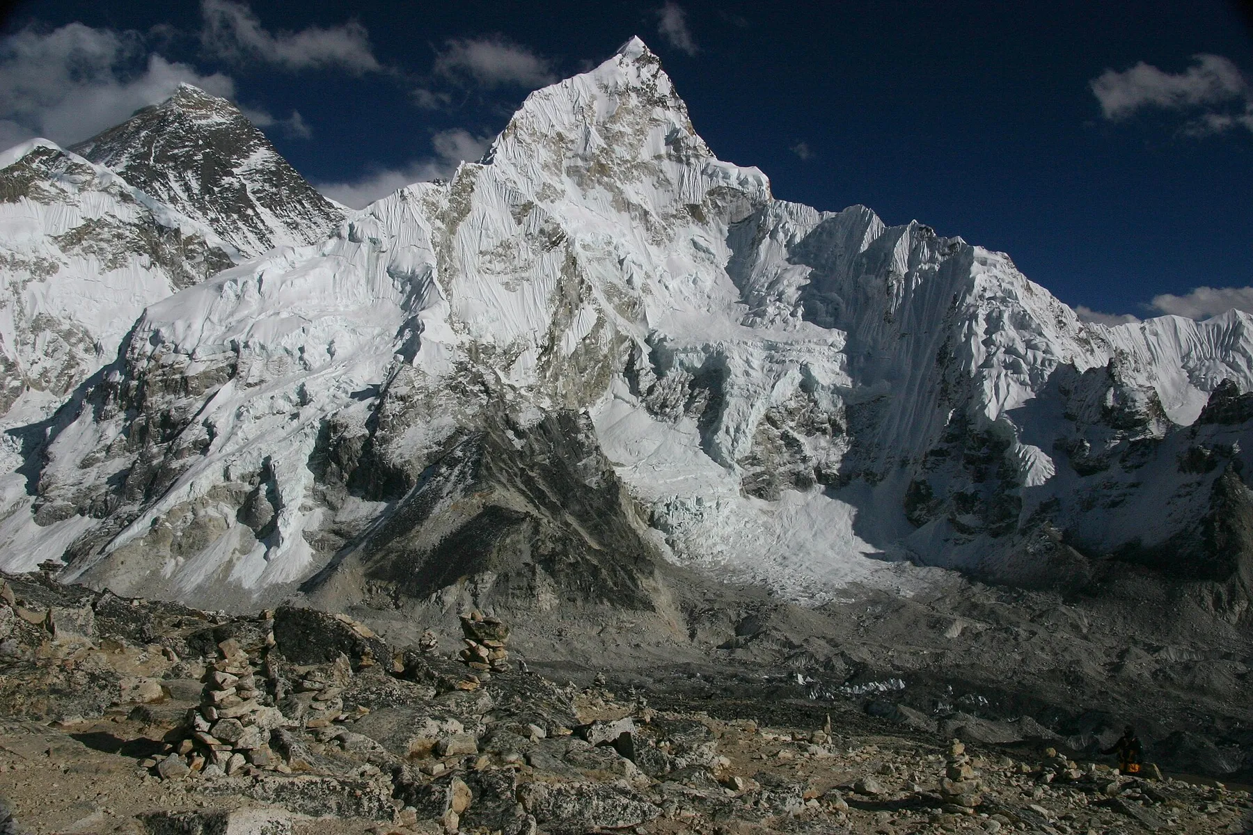 El Everest, el Lhotse y el Nuptse sobre el glaciar del Khumbu desde la ruta de Kala Patthar