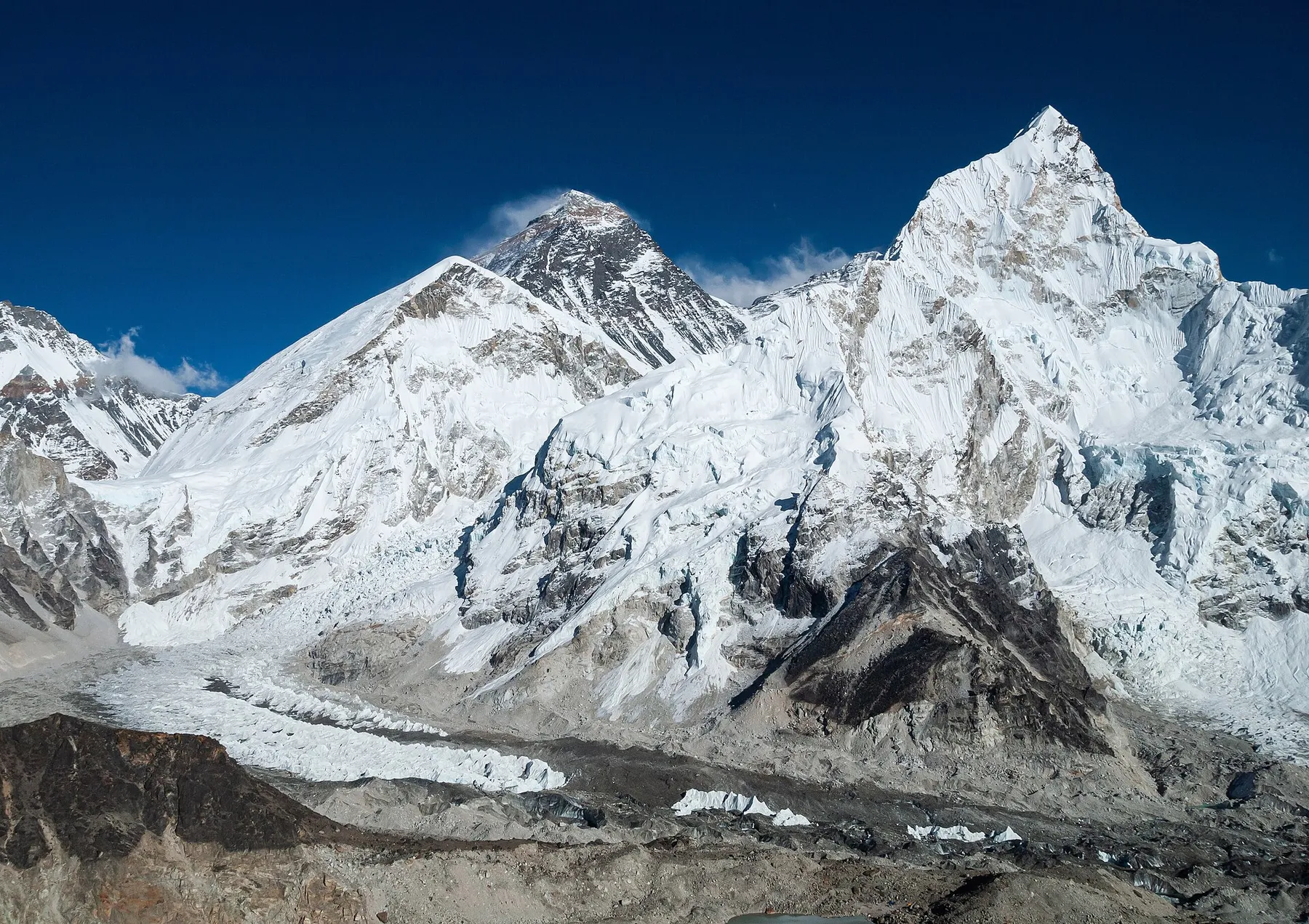 El Everest y el Nuptse sobre el glaciar del Khumbu, vistos desde la ruta al campo base del Everest