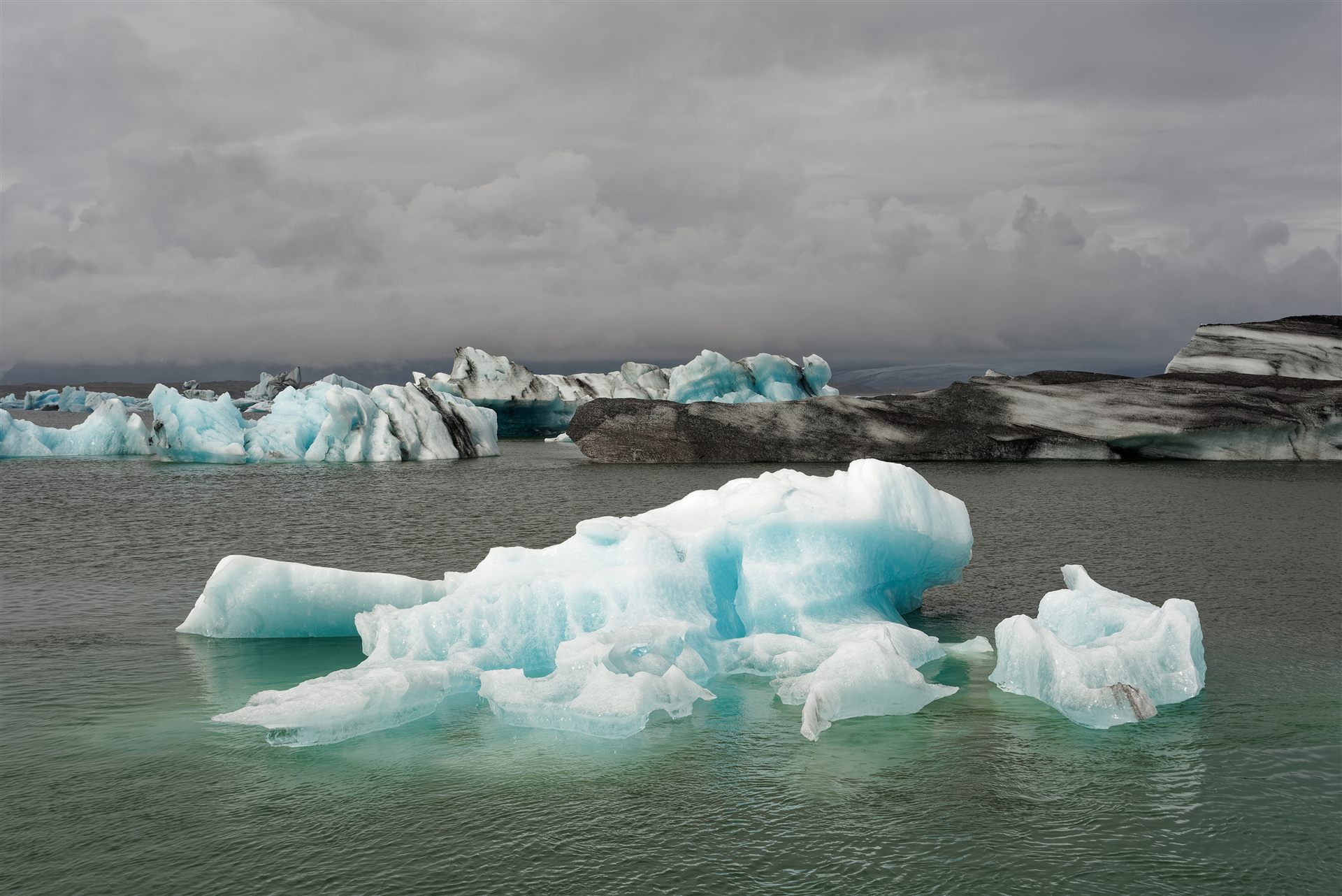 Bloques de hielo flotando en la laguna glaciar