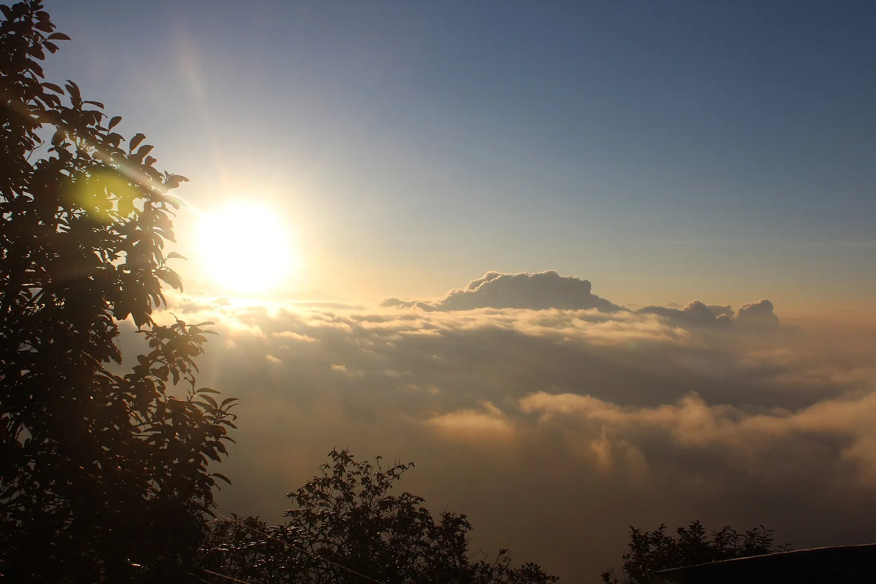 Amaneceres sobre el mar de nubes