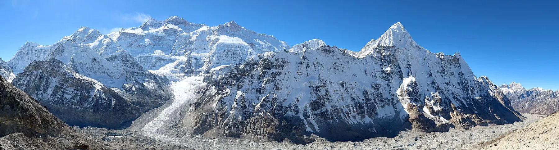 Cara norte del Kanchenjunga, con paredes de nieve y hielo sobre el glaciar