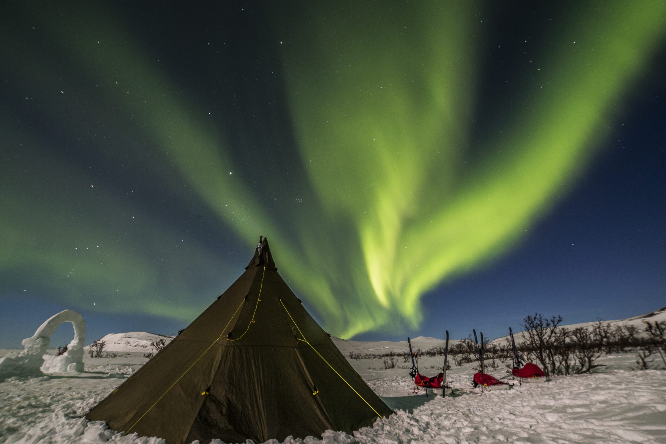 Aurora boreal sobre un campamento de tipis en Laponia