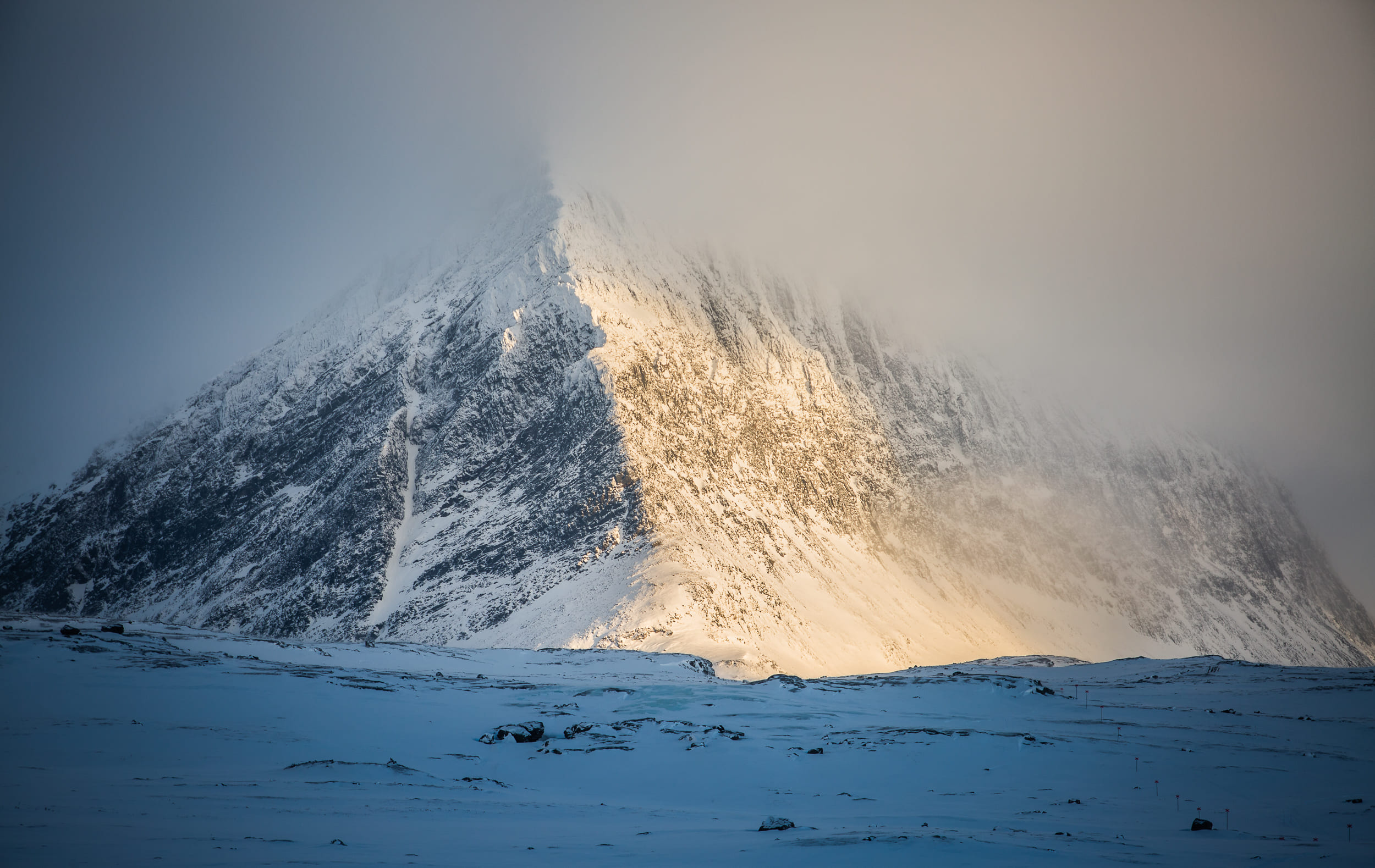Pico ártico bajo tormenta de nieve en Laponia
