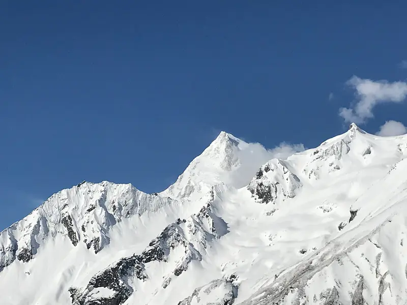 El Manaslu (8.163 m) nevado bajo un cielo azul intenso del Himalaya de Nepal