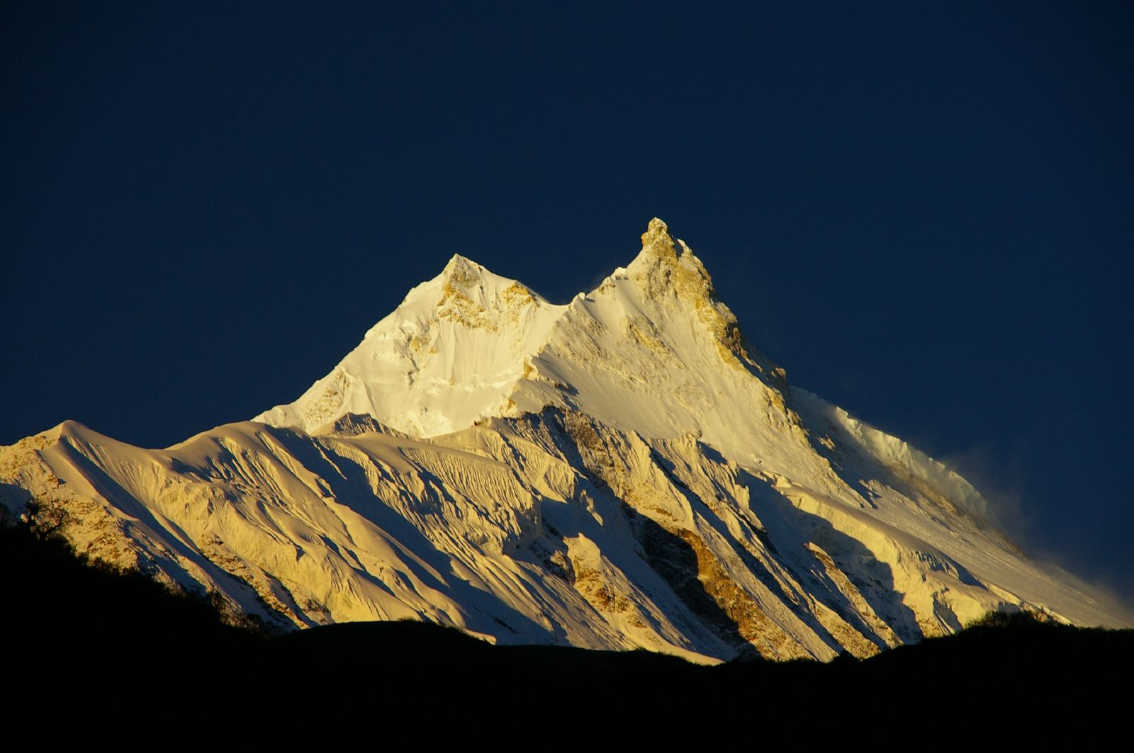 El Manaslu al amanecer, 8.163 metros, visto desde el valle del Nubri