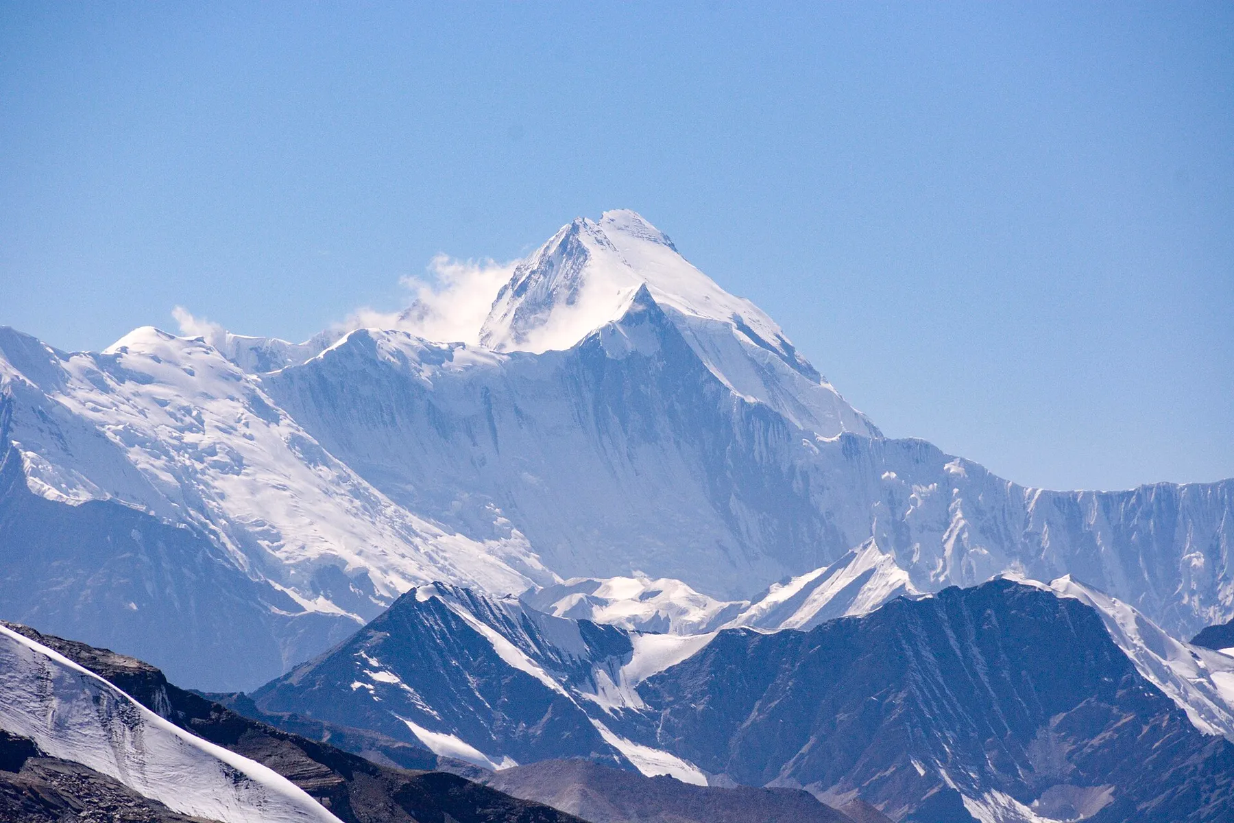 Cara nordeste del Annapurna I, con nieve y glaciares sobre los valles del norte