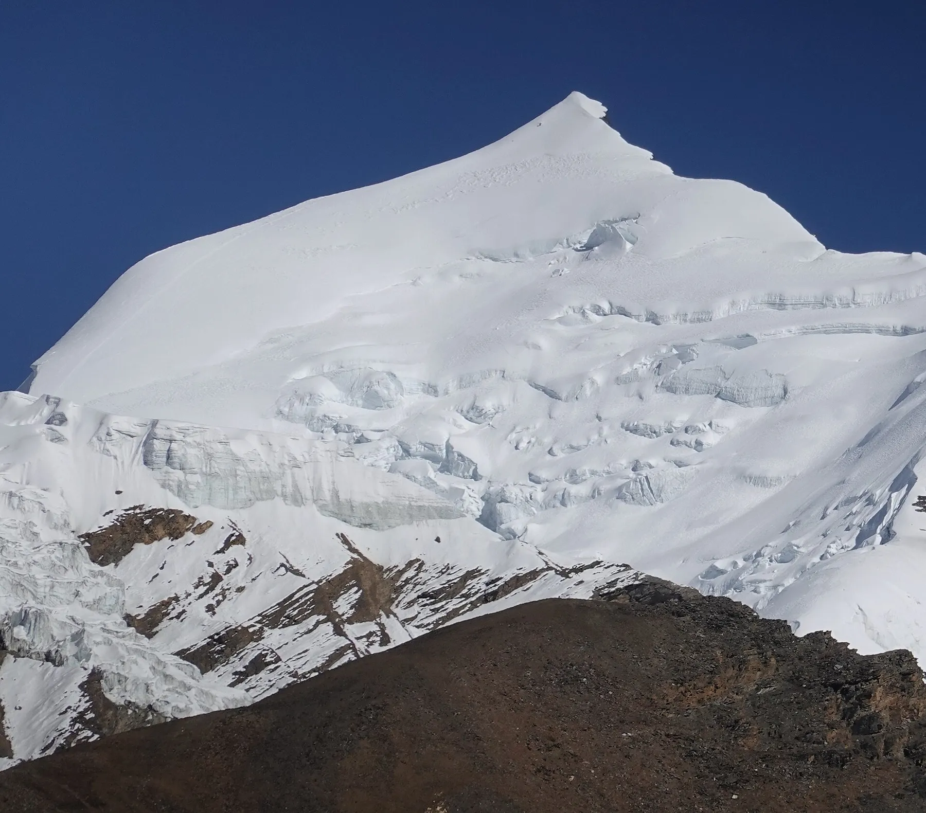 Glaciares y nieve de la cara norte del Himlung Himal, vista desde la zona de Phu