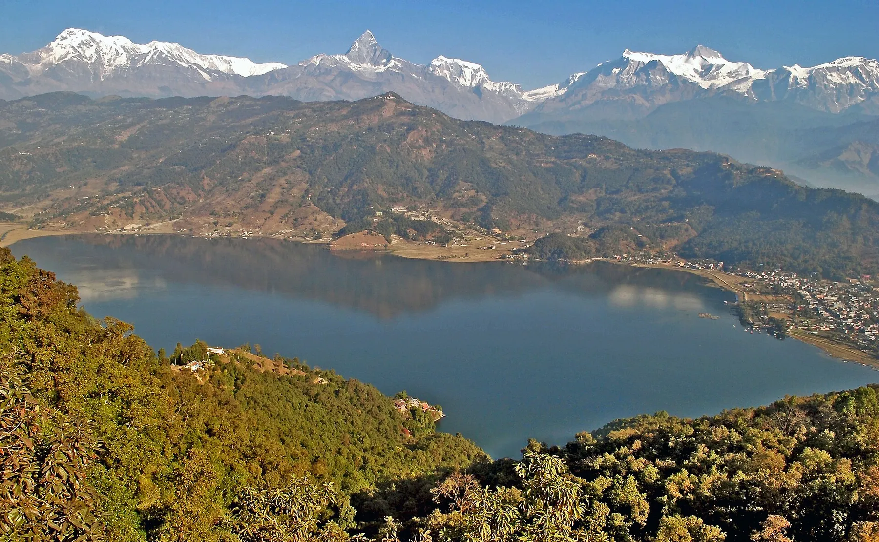 El lago Phewa de Pokhara con la cordillera nevada del Annapurna al fondo