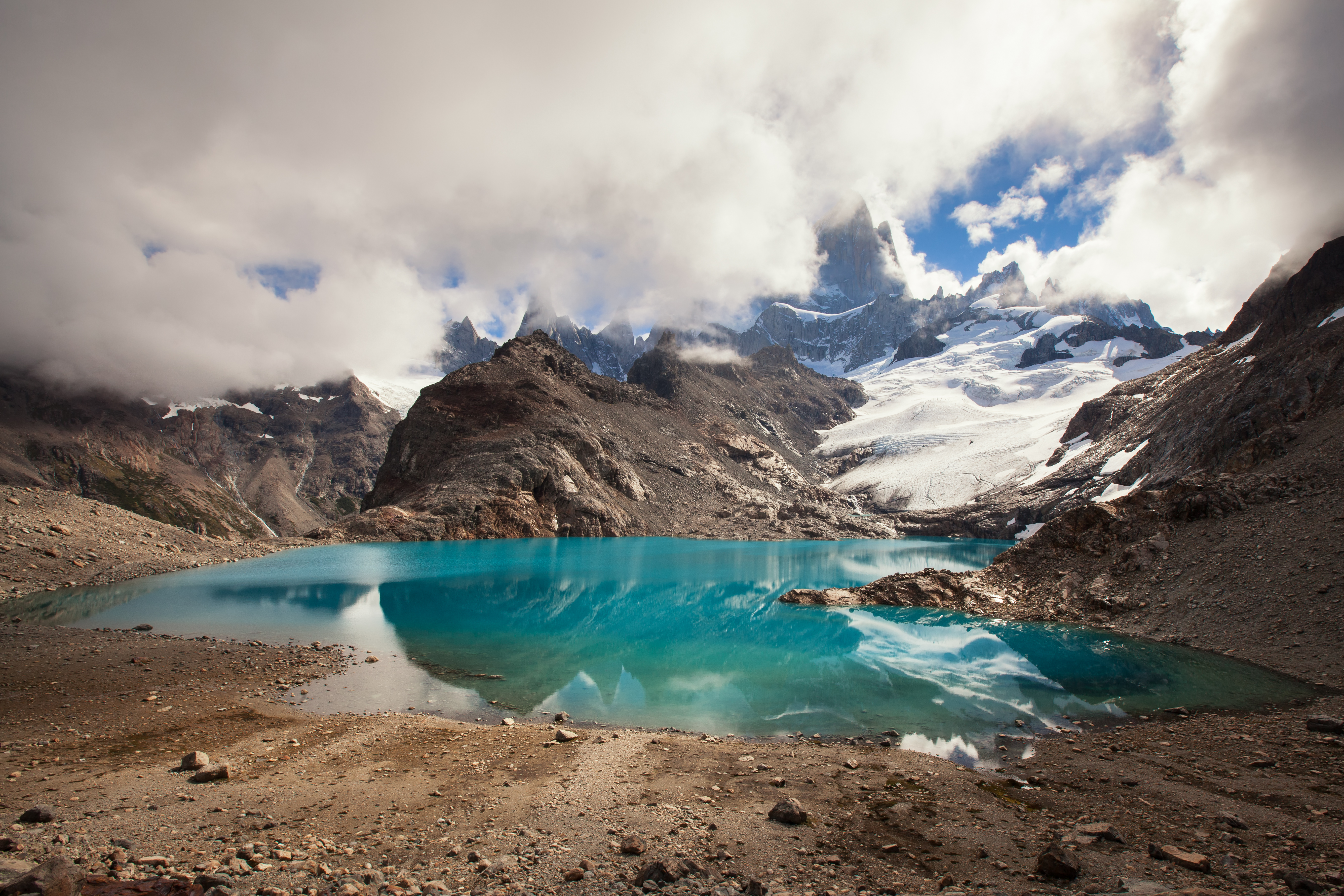 Laguna de los Tres y el macizo del Fitz Roy entre nubes, Parque Nacional Los Glaciares, Argentina