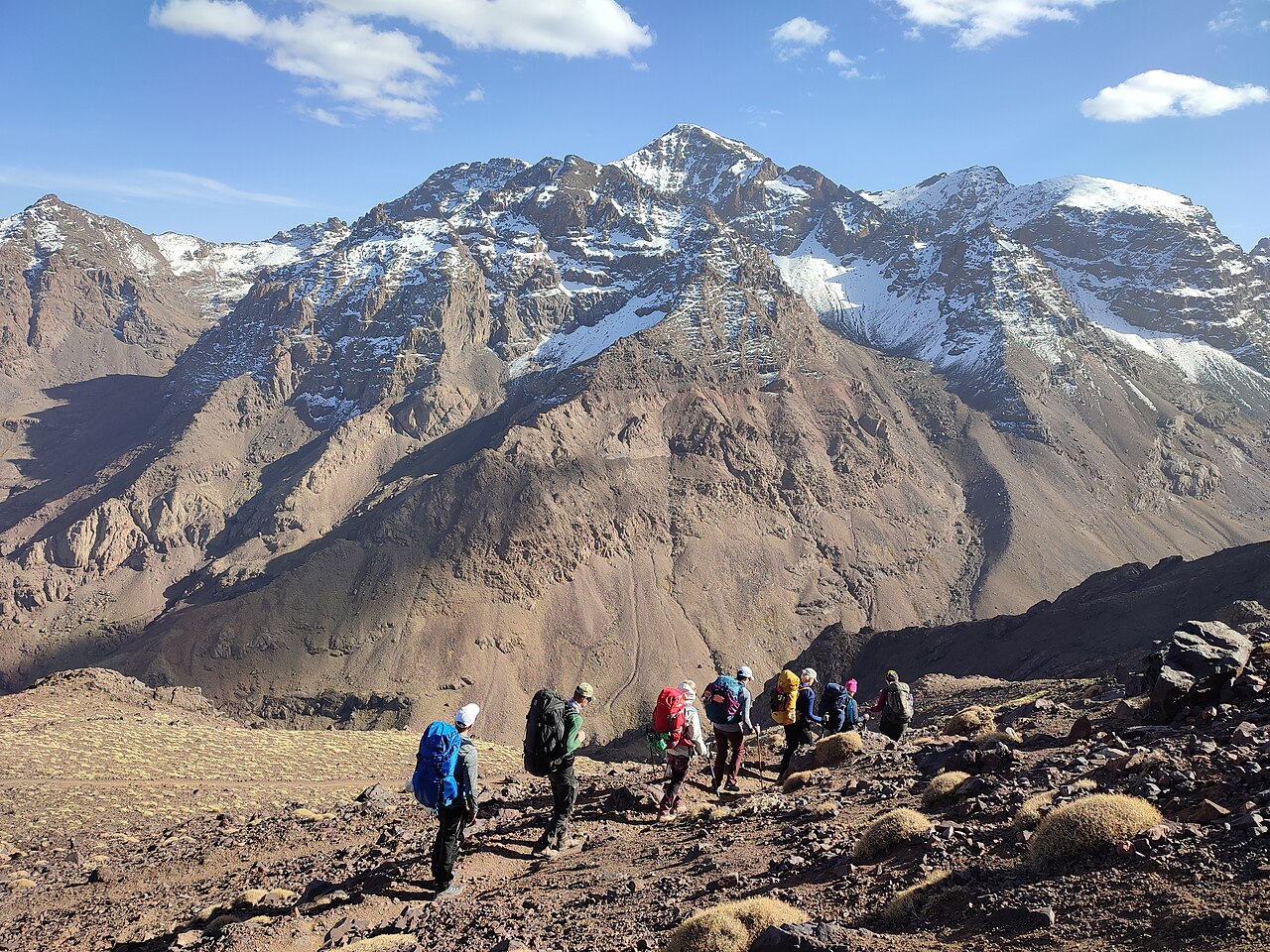 Grupo de senderistas en el entorno del Toubkal, Alto Atlas