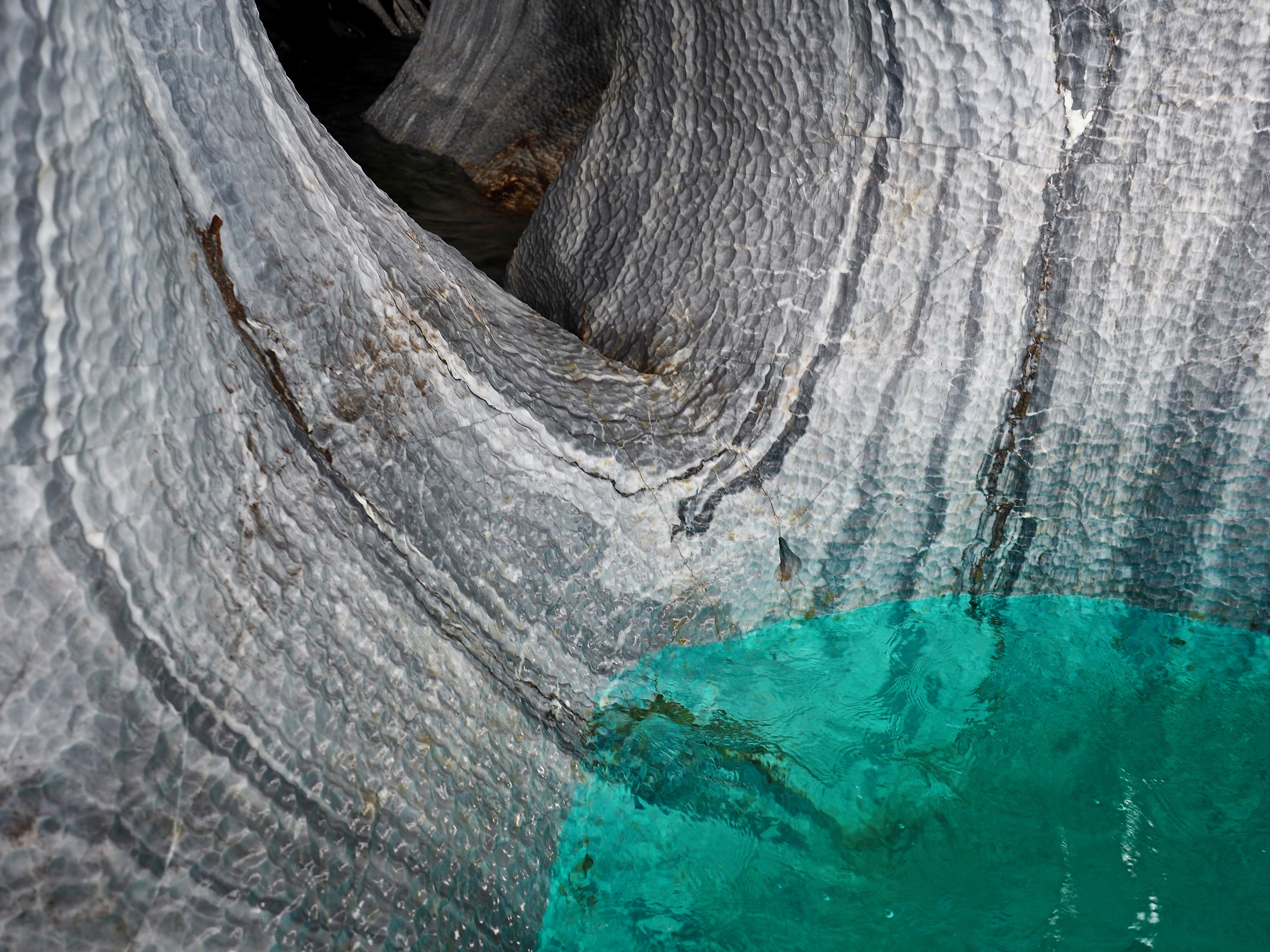Formaciones de mármol y agua turquesa en las Capillas de Mármol, Lago General Carrera, Chile