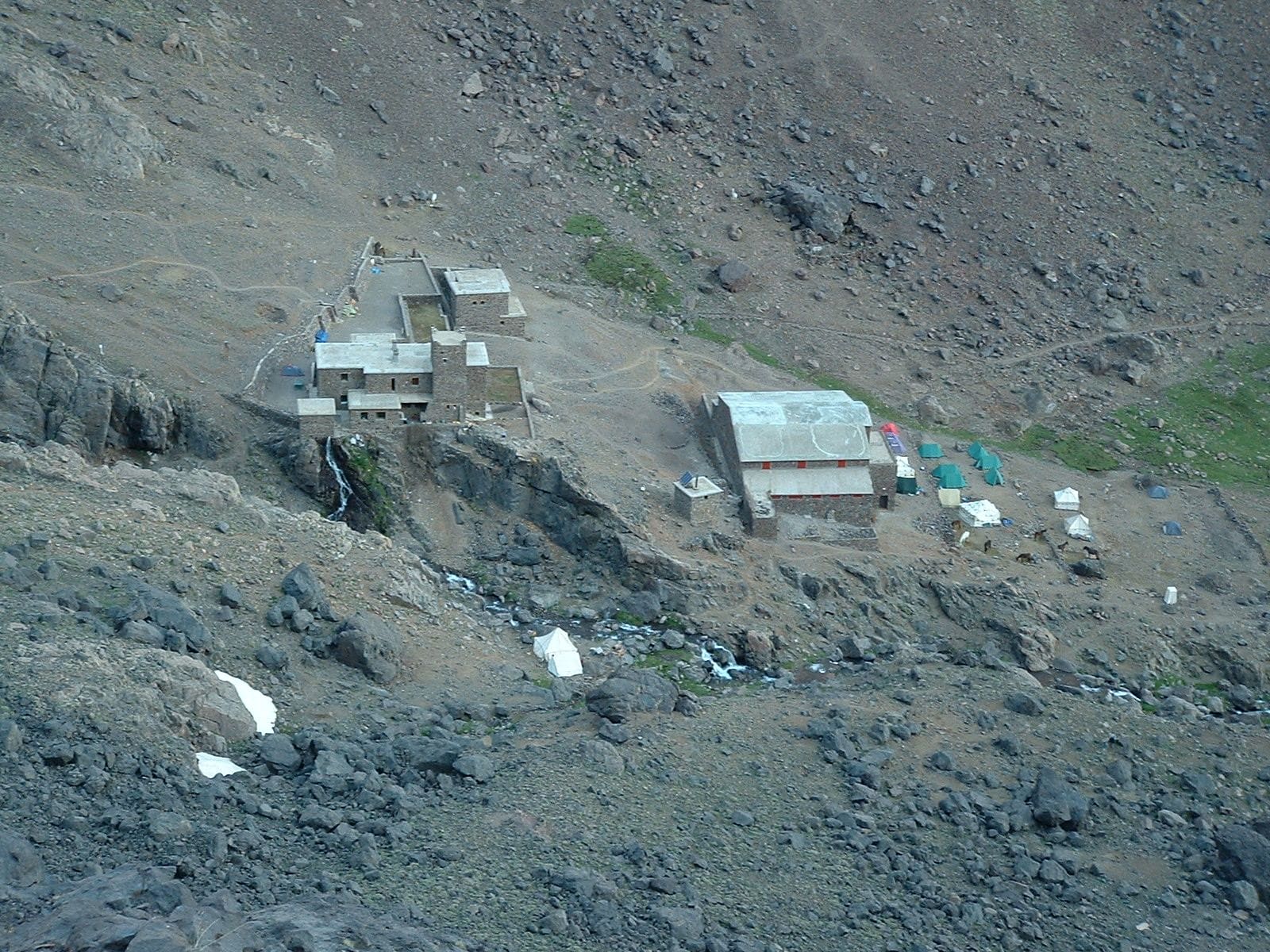 Refugio del Toubkal en el circo glaciar
