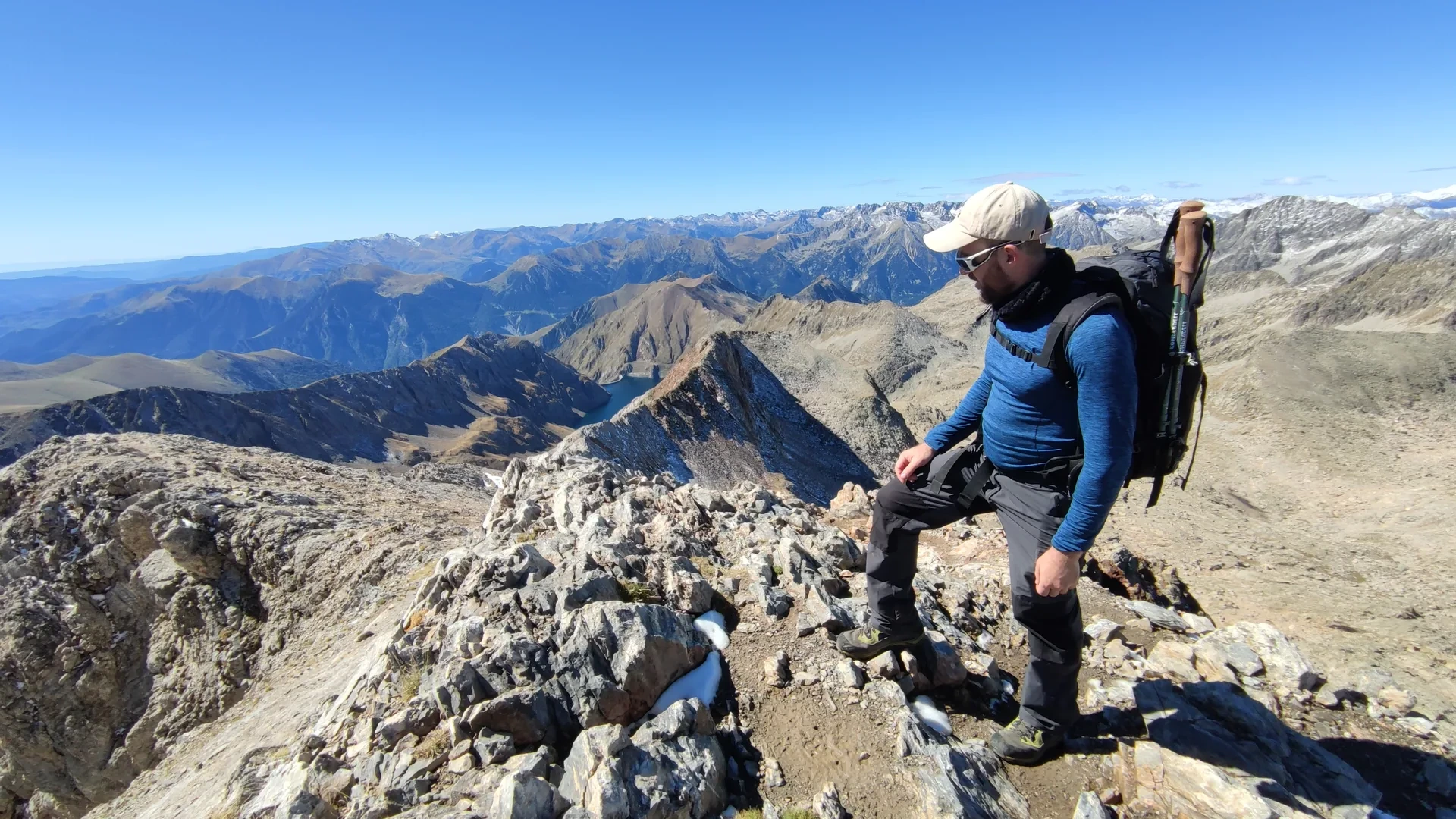 Montañero en la cresta del Vallibierna con el ibón de Llauset al fondo