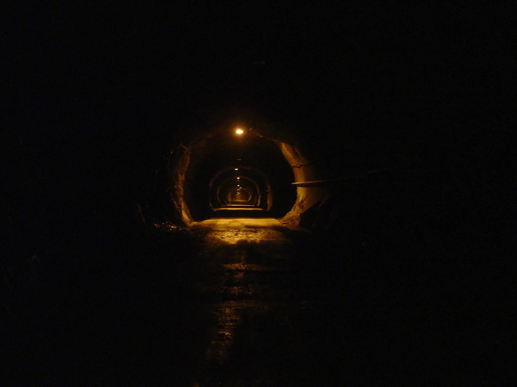 Túnel de acceso — referencia visual de patrimonio