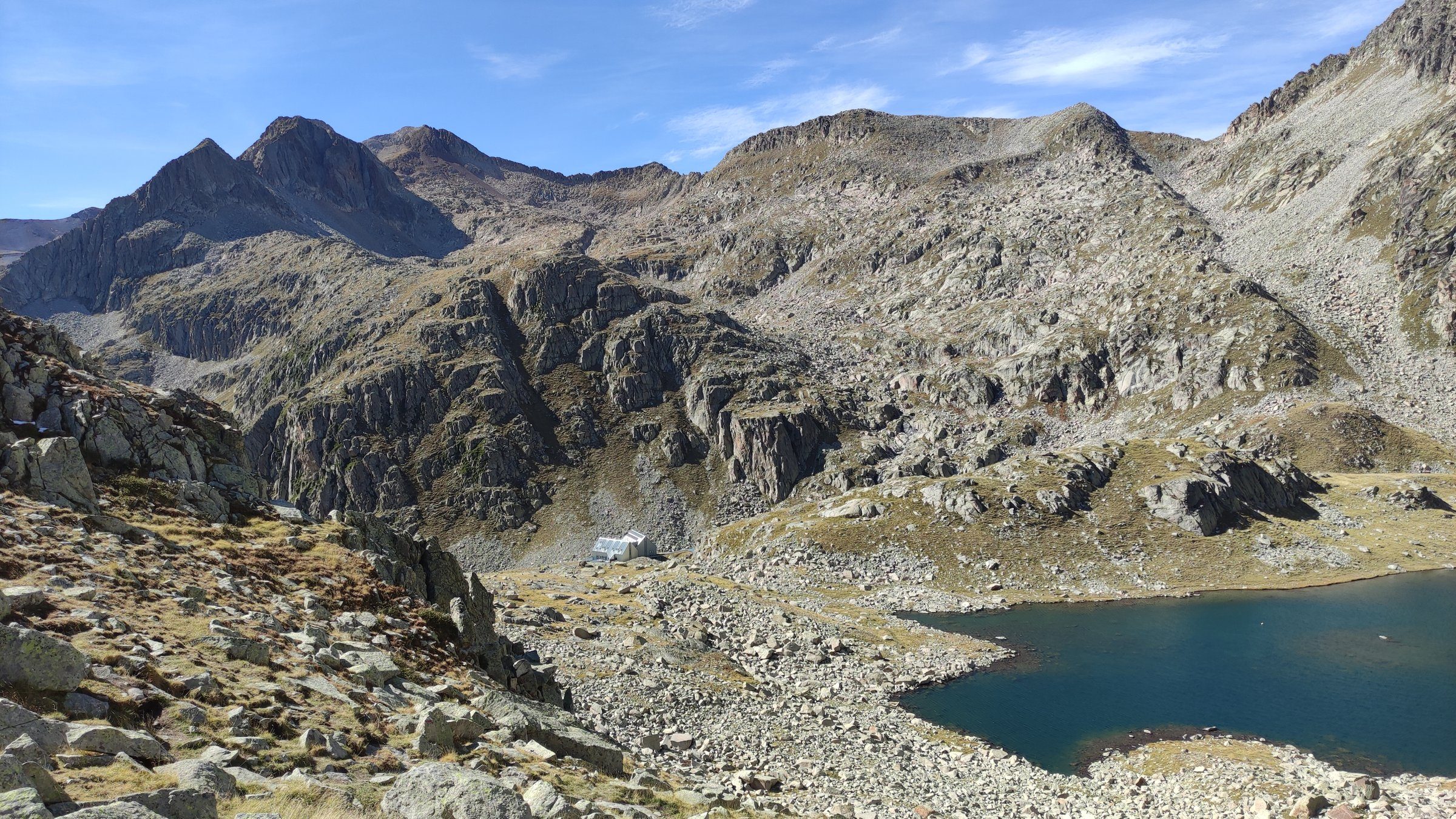 Vista aérea del refugio Cap de Llauset junto al ibón, en verano y sin nieve