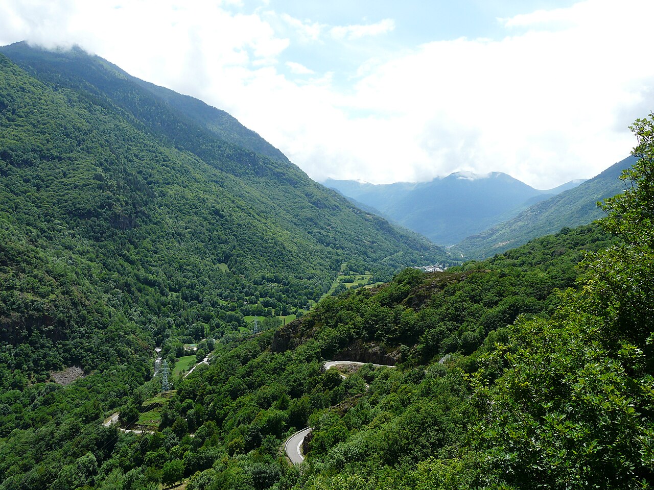Panorámica de Les desde Bausen, entorno de vías ferratas; no muestra la ruta equipada